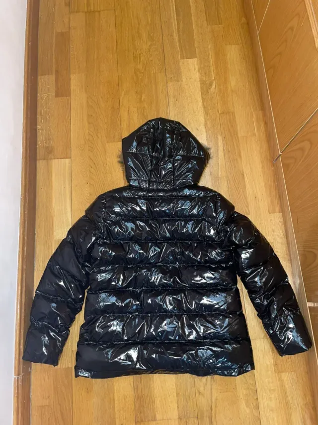 Plumífero negro brillante mujer