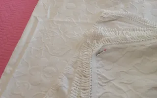 Colcha blanca 135cm con relieve floral