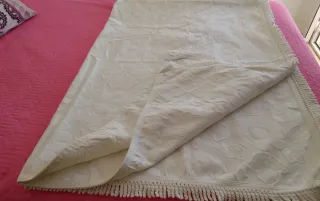 Colcha blanca 135cm con relieve floral