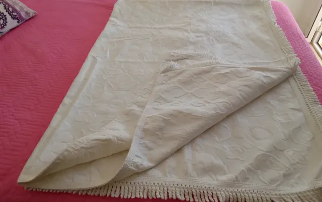 Colcha blanca 135cm con relieve floral