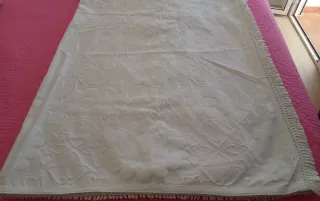 Colcha blanca 135cm con relieve floral