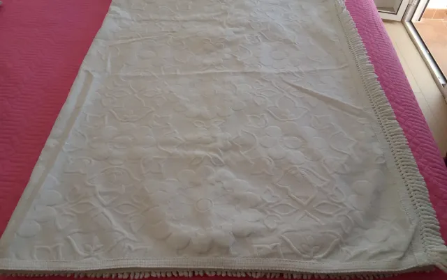 Colcha blanca 135cm con relieve floral
