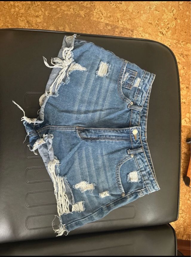 Pantalón corto vaquero desgarrado