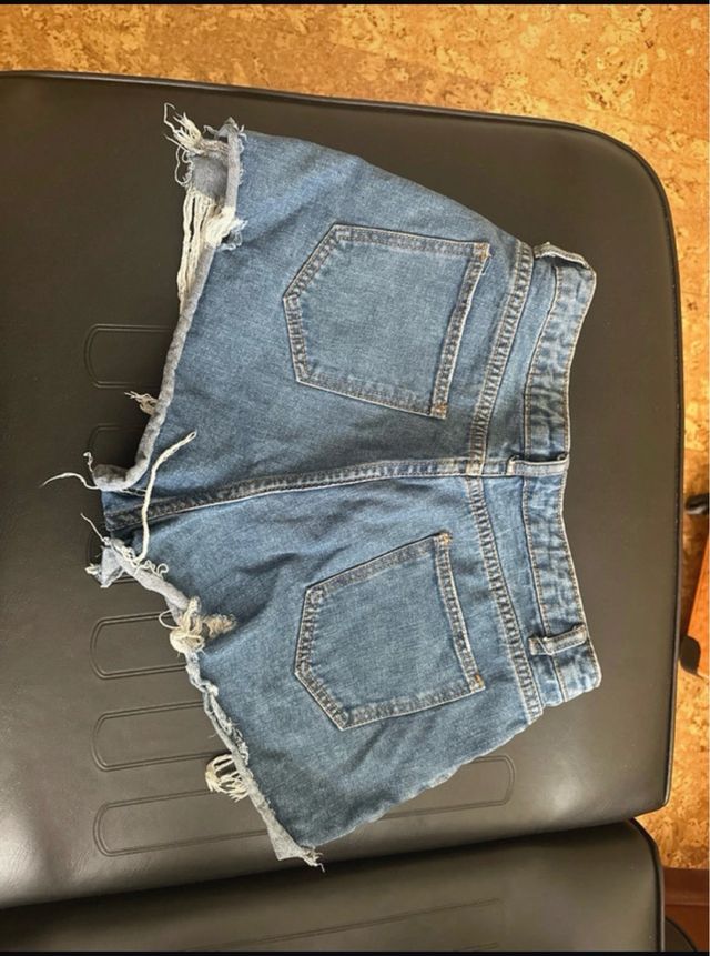 Pantalón corto vaquero desgarrado