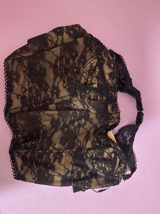 Top de encaje negro y dorado