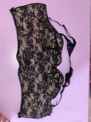 Top de encaje negro y dorado