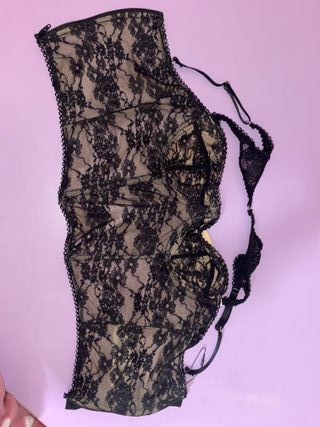 Top de encaje negro y dorado