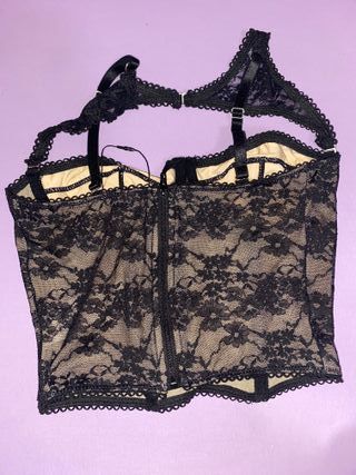 Top de encaje negro y dorado