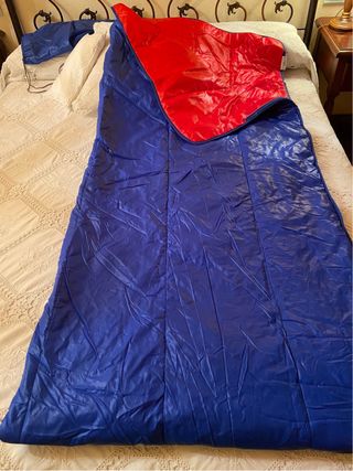 Saco de dormir azul y rojo
