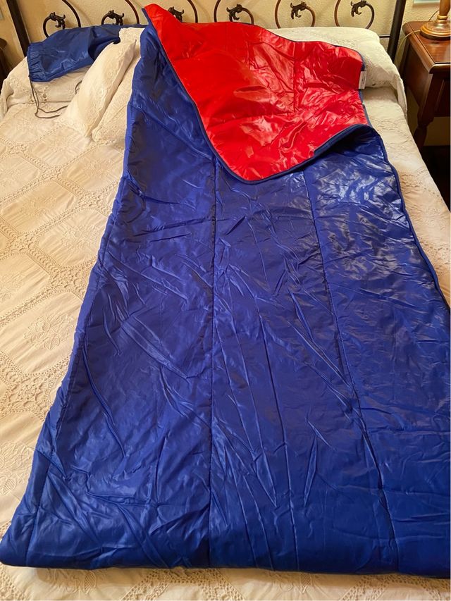 Saco de dormir azul y rojo