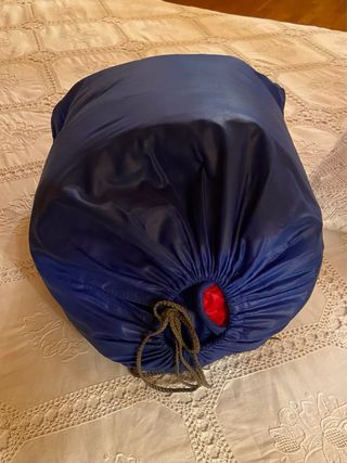 Saco de dormir azul y rojo