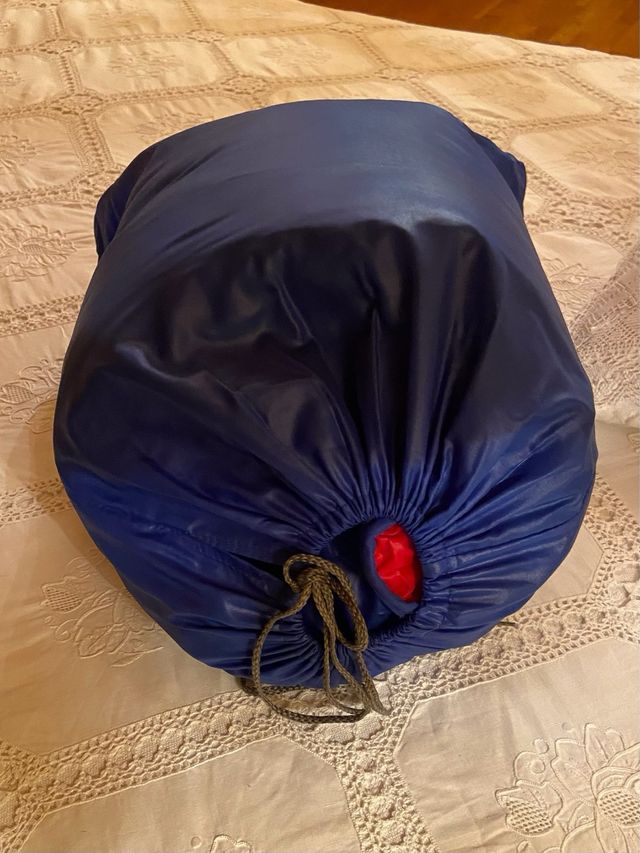 Saco de dormir azul y rojo