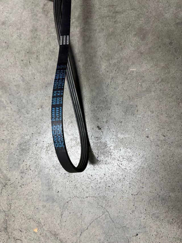 Recambio original de la correa bomba de dirección.