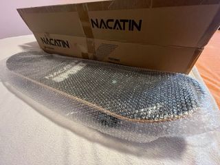 Monopatín rojo a cuadros, Nuevo de fábrica