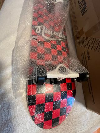 Monopatín rojo a cuadros, Nuevo de fábrica