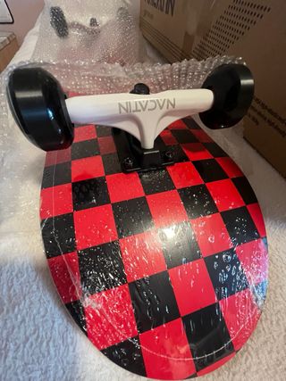 Monopatín rojo a cuadros, Nuevo de fábrica
