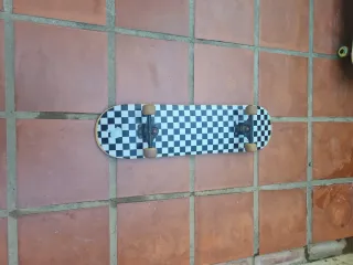 2 Patinetas: Checkerboard y Stickers