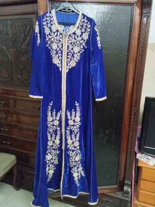 Caftán Azul con Bordado Dorado