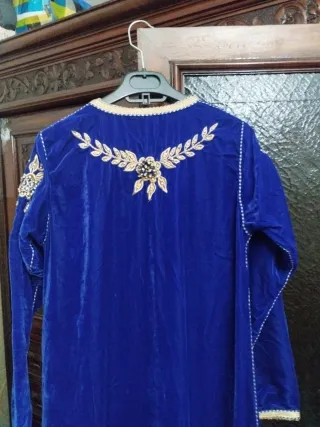 Caftán Azul con Bordado Dorado