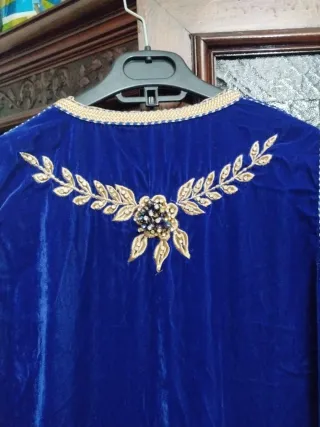 Caftán Azul con Bordado Dorado