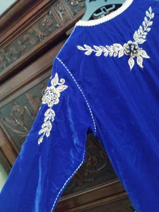 Caftán Azul con Bordado Dorado