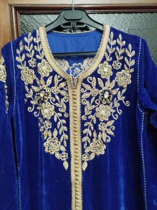 Caftán Azul con Bordado Dorado