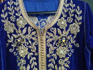 Caftán Azul con Bordado Dorado