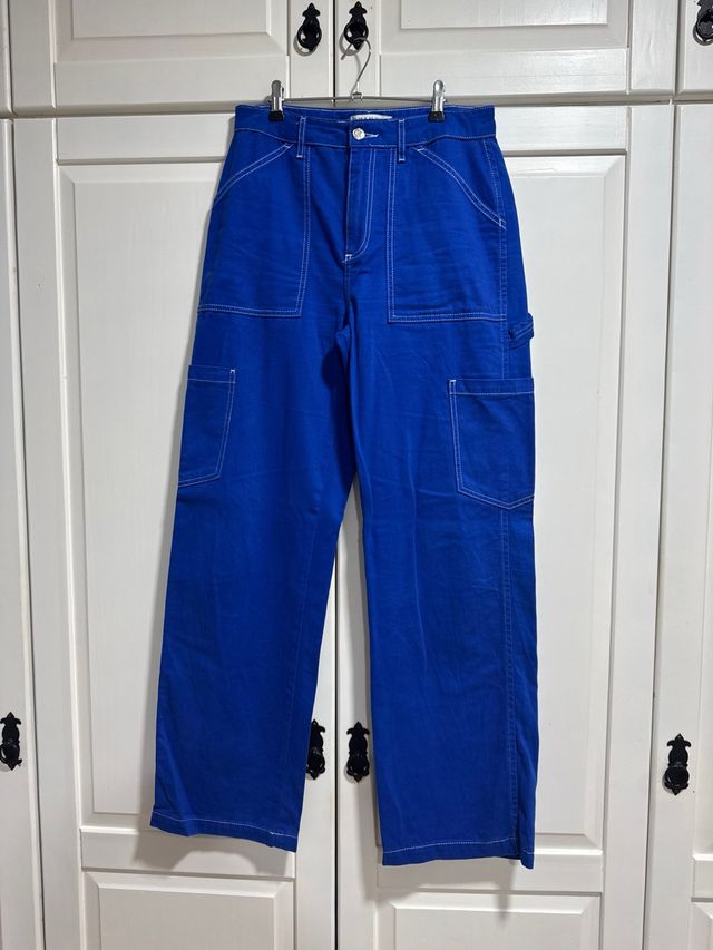 Pantalón carpenter azul con pespuntes blancos