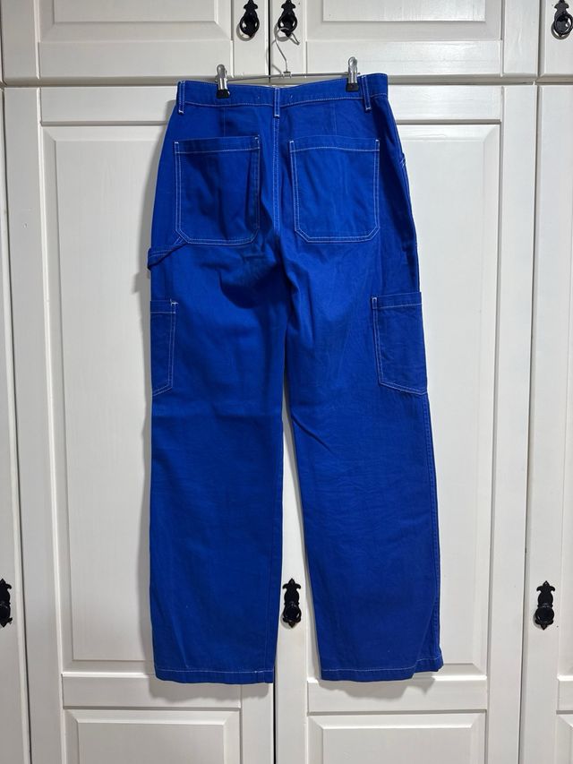 Pantalón carpenter azul con pespuntes blancos