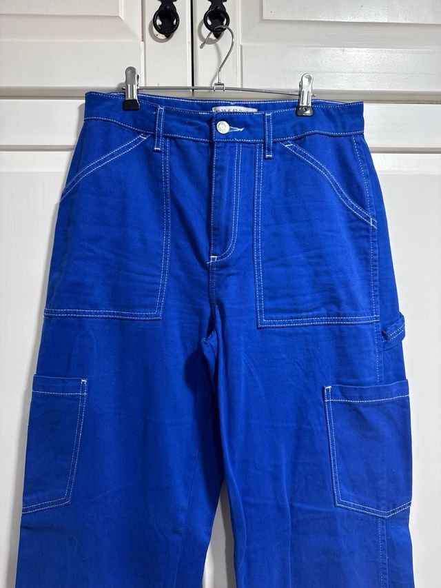 Pantalón carpenter azul con pespuntes blancos