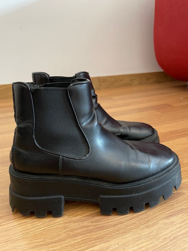 Botín plataforma Pull and Bear negro