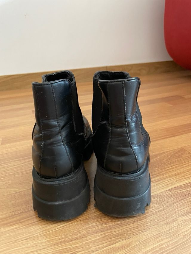 Botín plataforma Pull and Bear negro