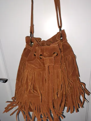 Bolso de ante marrón.