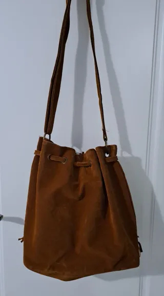 Bolso de ante marrón.