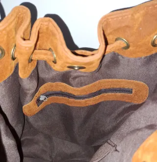 Bolso de ante marrón.