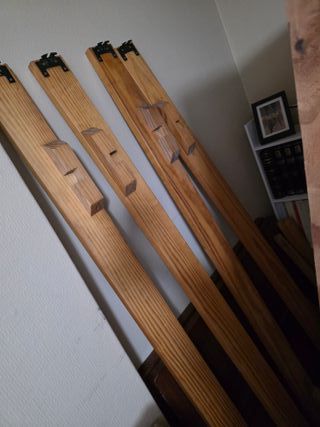 2 camas individuales de madera con colchón