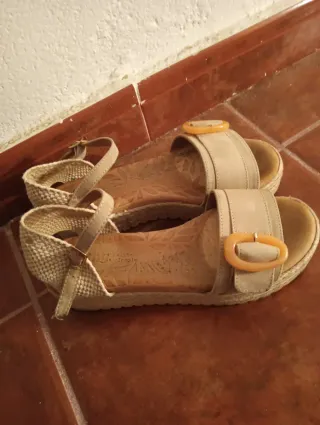 Sandalias beige con hebilla naranja
