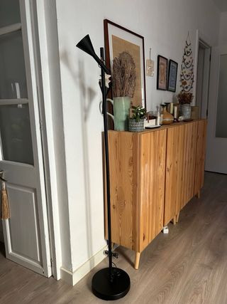 Lámpara de pie negra