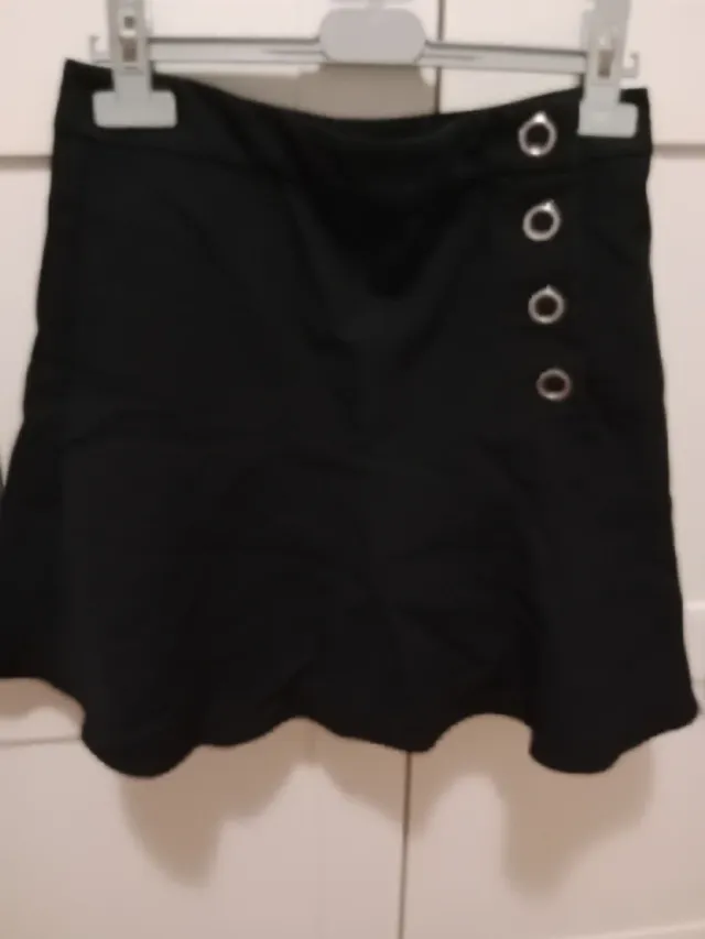 Falda corta negra con ojales