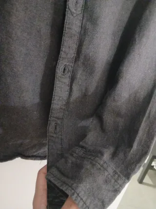 Camisa gris oscuro para hombre.