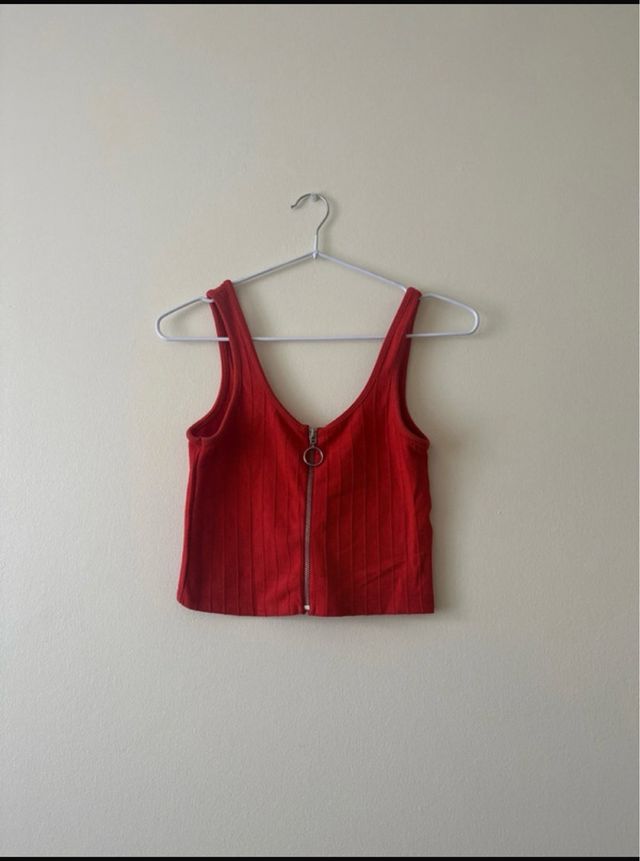 Top rojo con cremallera