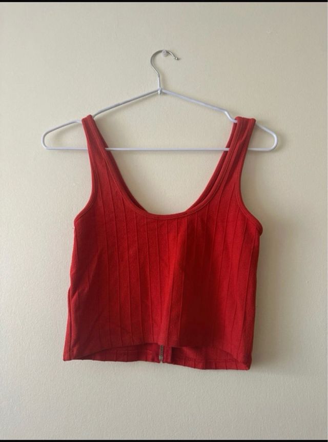 Top rojo con cremallera