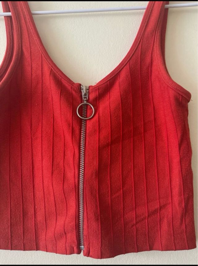 Top rojo con cremallera