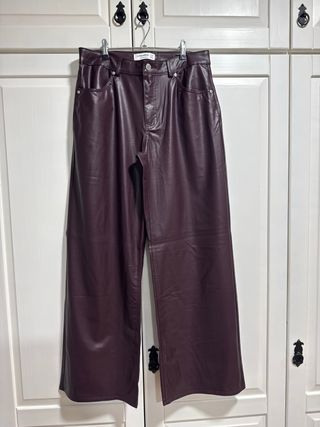 Pantalón polipiel Pull&Bear morado Talla 38