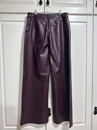 Pantalón polipiel Pull&Bear morado Talla 38