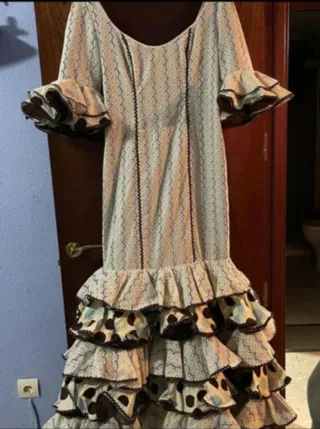 Traje de flamenca blanco y marrón