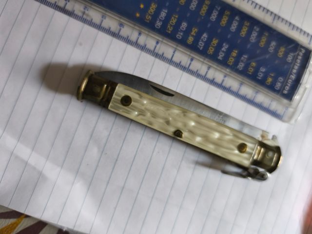 Navaja antigua con mango nacarado