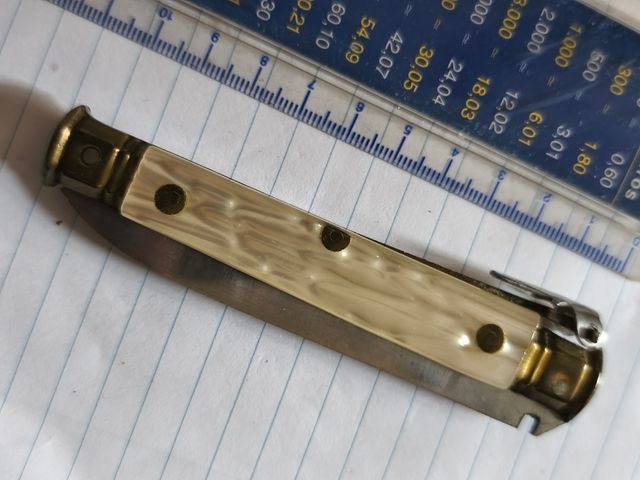 Navaja antigua con mango nacarado