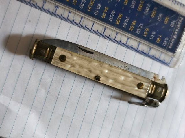 Navaja antigua con mango nacarado