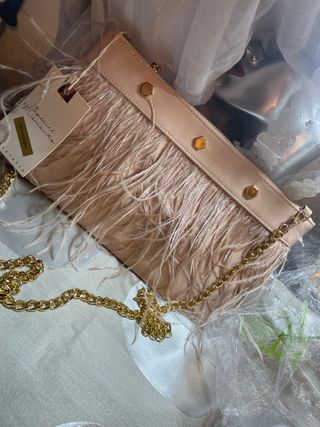Bolso de fiesta  plumas nude y cadena dorada Nuevo